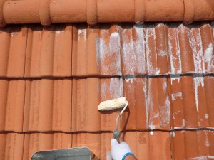 屋根（洋瓦）の専用シーラー塗布（下塗り）