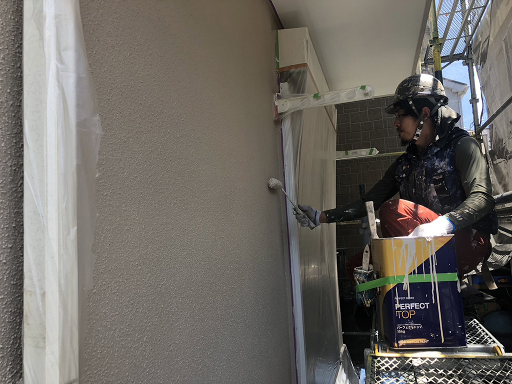 外壁塗装の上塗り2回目塗装中